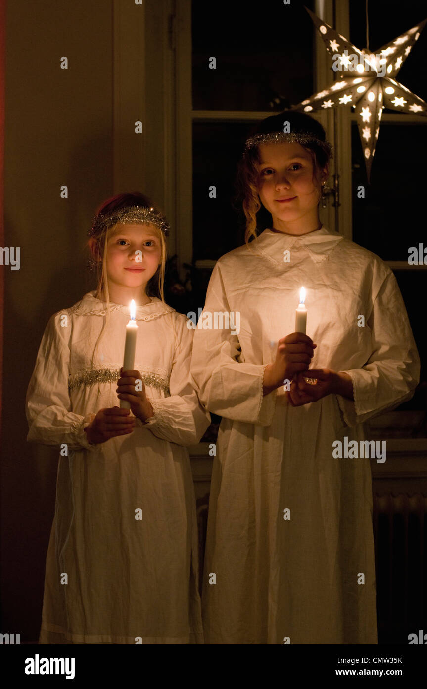 Tradicionalmente las niñas vestidas de pie con velas en el día de Santa Lucía Foto de stock