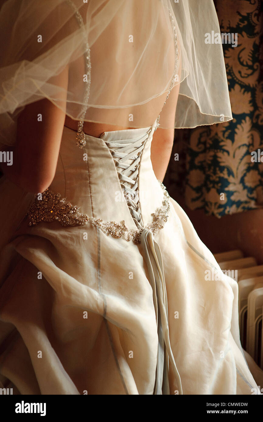 Espalda de vestido de novia corset cordones con velo nupcial vestido blanco  crema de día Fotografía de stock - Alamy