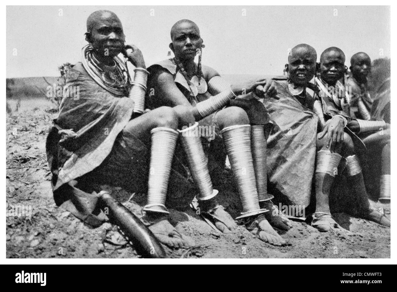 1925 Árbitros de la moda femenina entre las mujeres Maasai Foto de stock