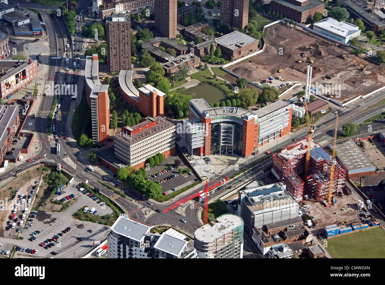 Vista aérea de la Universidad Aston Birmingham con el Matthew Boulton College y las residencias de estudiantes Lakeside prominentes Foto de stock
