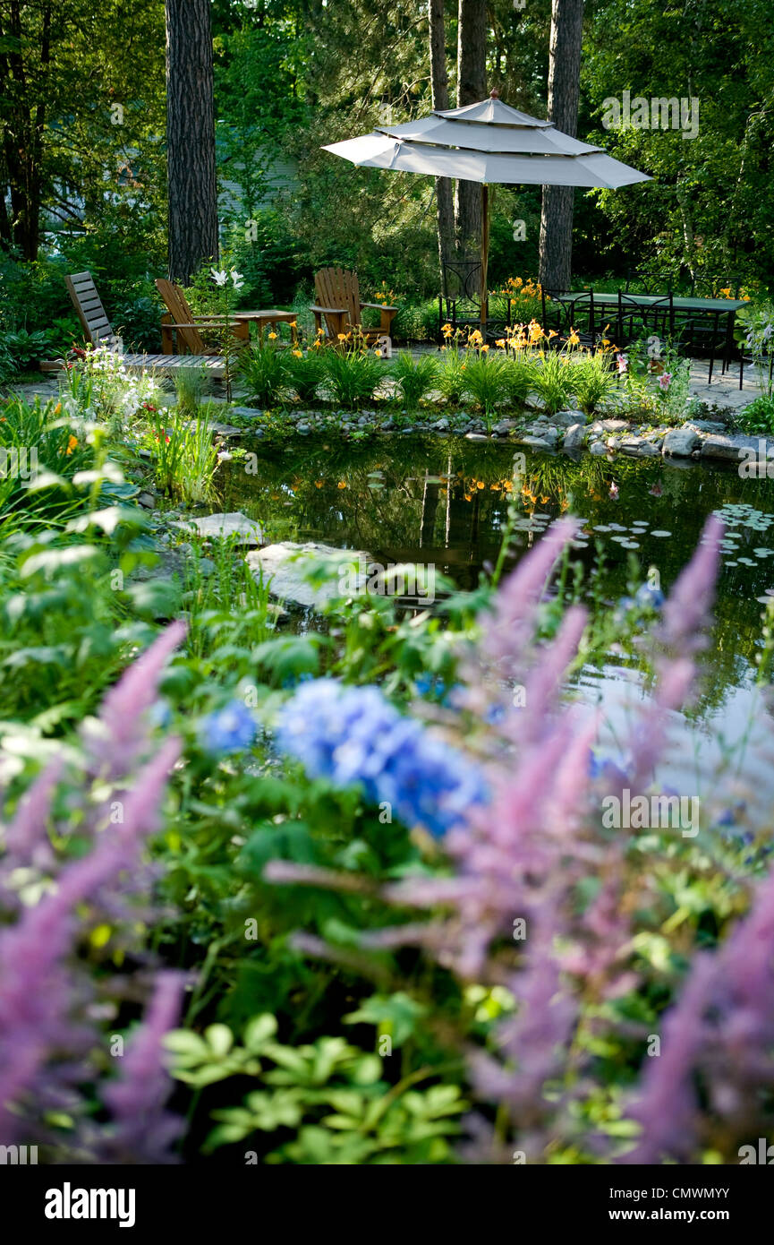 Estanque patio muebles de jardin fotografías e imágenes de alta resolución  - Alamy