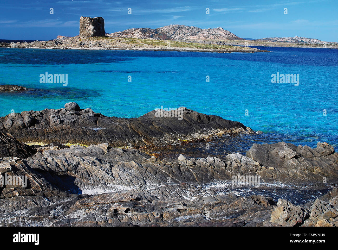 Italia, Cerdeña, Stintino, la playa de Capo Falcone y las ruinas de la Torre Pelosa Foto de stock