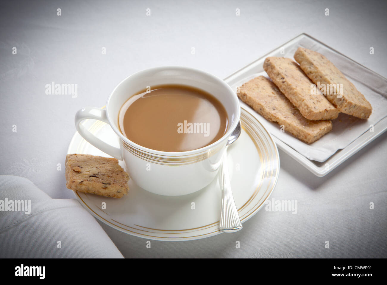 Taza de café con galletas de filtro blanco, dispuestas sobre un mantel de  lino blanco Fotografía de stock - Alamy