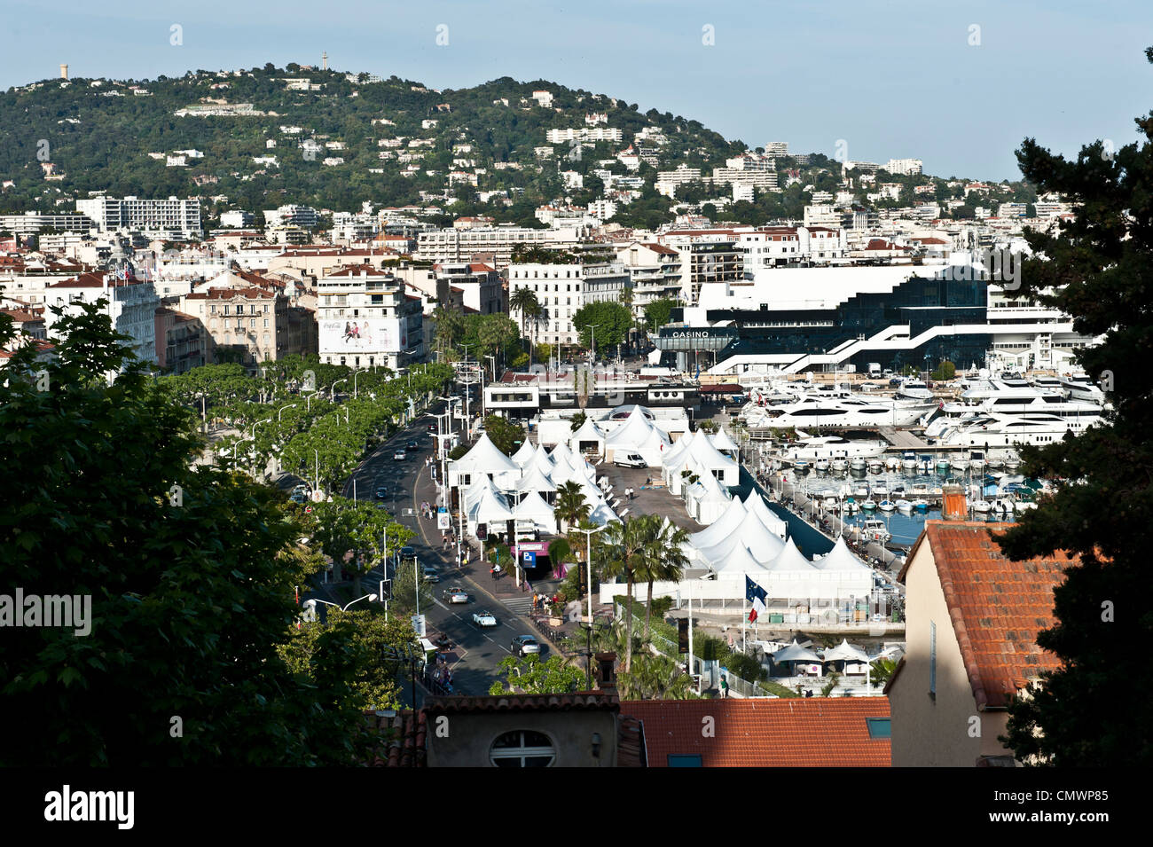 Una gran foto de un horizonte de barrio en Cannes, Francia. Foto de stock
