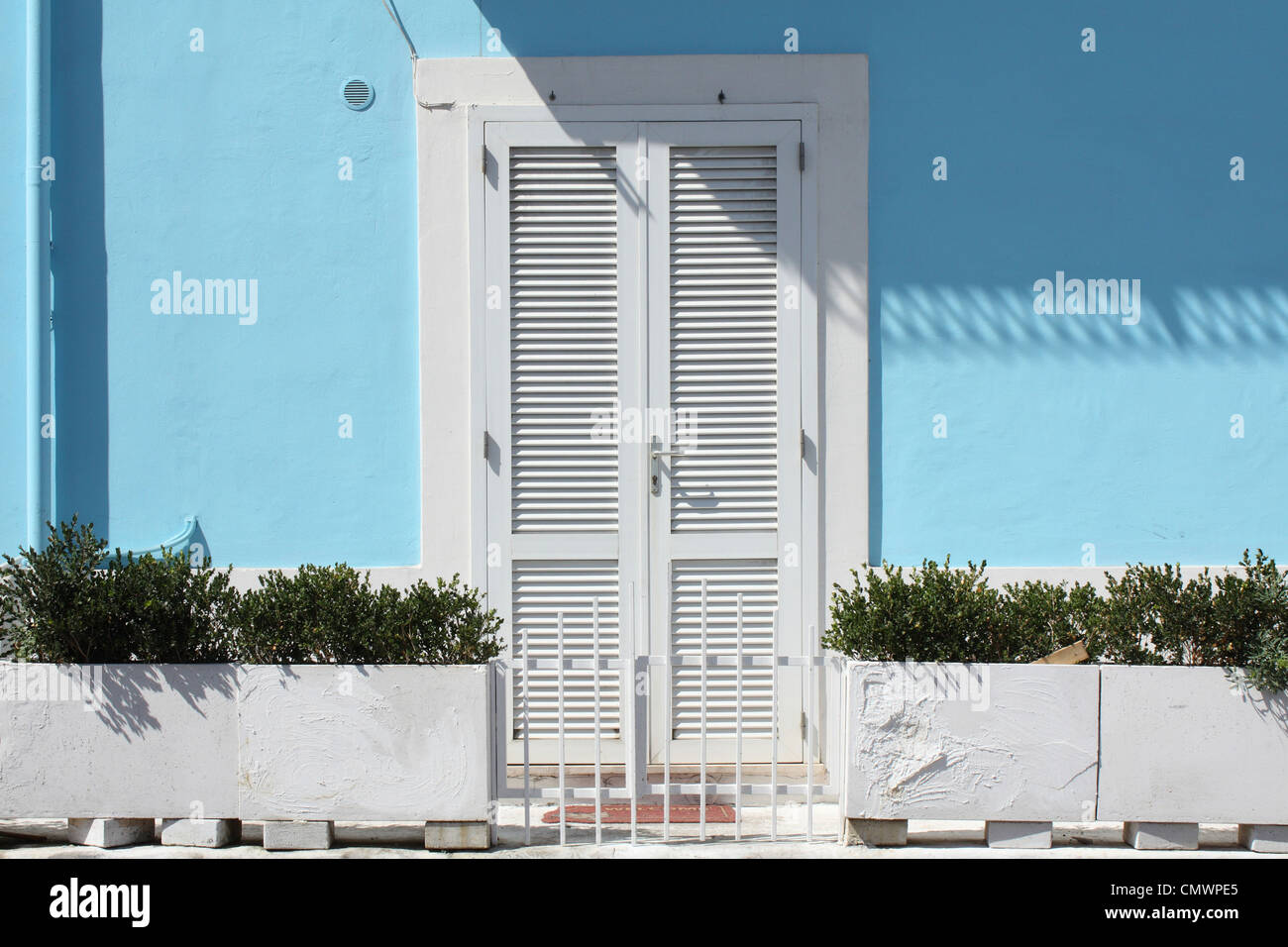 Una ventana en blanco en una luz azul construir en Ponza (Italia). Foto de stock