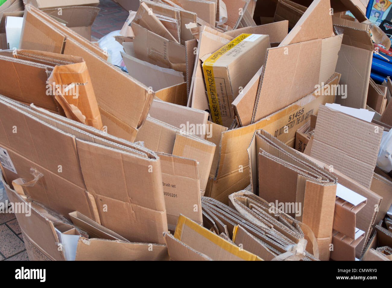 Cajas recicladas fotografías e imágenes de alta resolución - Alamy