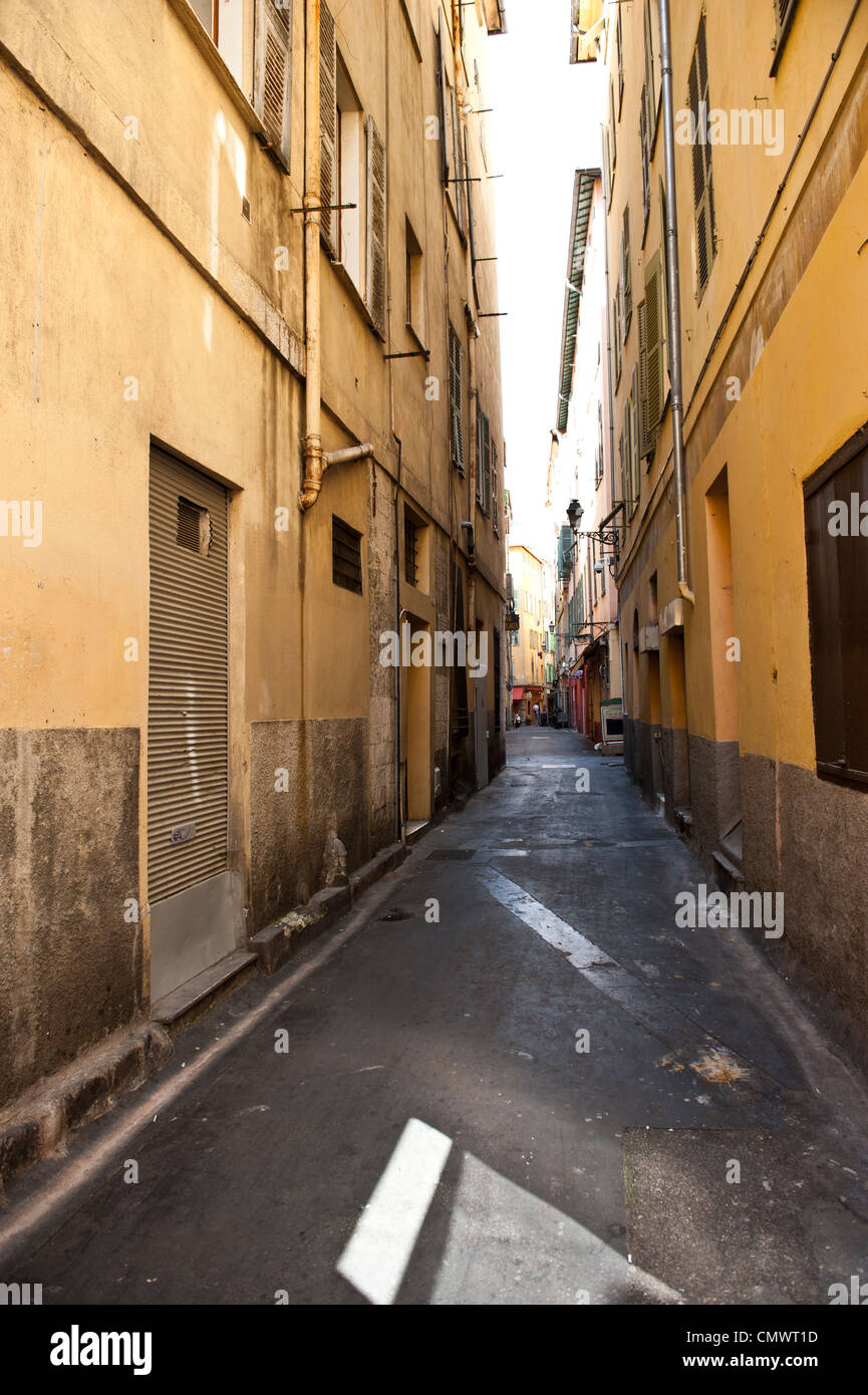 Una larga toma de una angosta calle Francesa. Foto de stock
