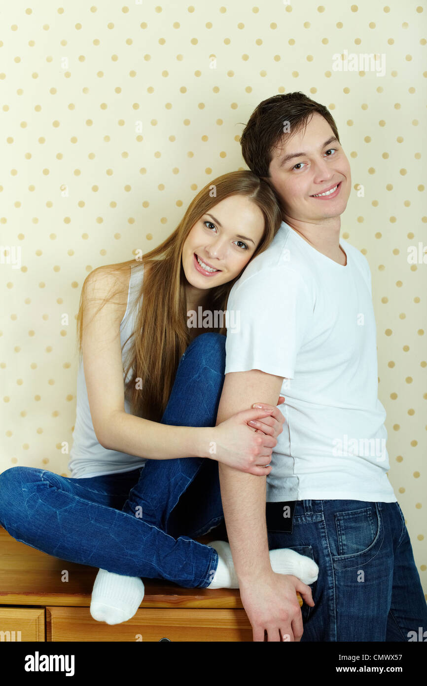Feliz pareja en ropa casual mirando a la cámara Fotografía de stock - Alamy