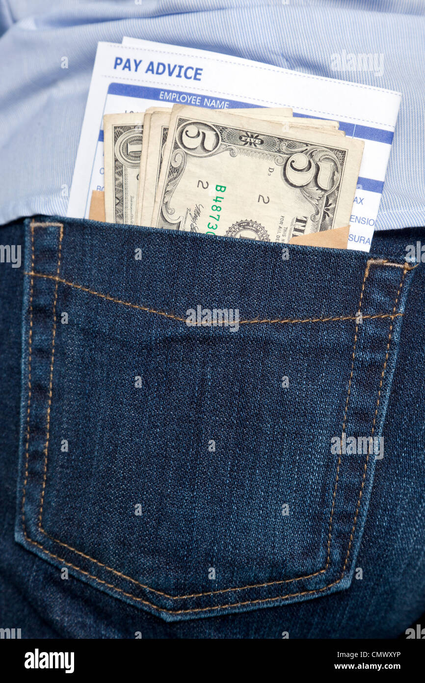 Foto de un payslip y efectivo que sobresale del bolsillo de atrás en un par de jeans. Foto de stock