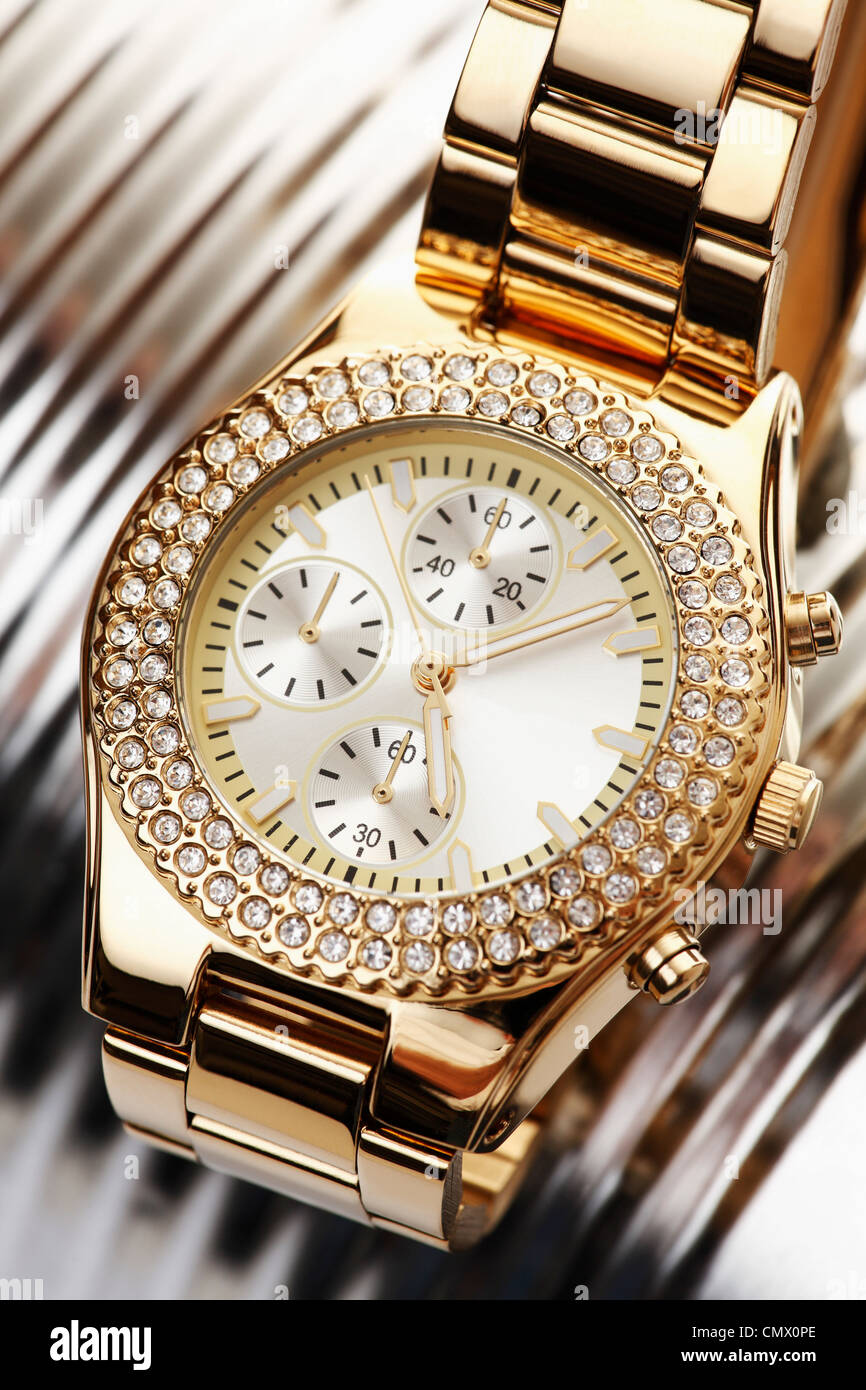 Reloj de pulsera de oro con joyas Fotografía de stock - Alamy