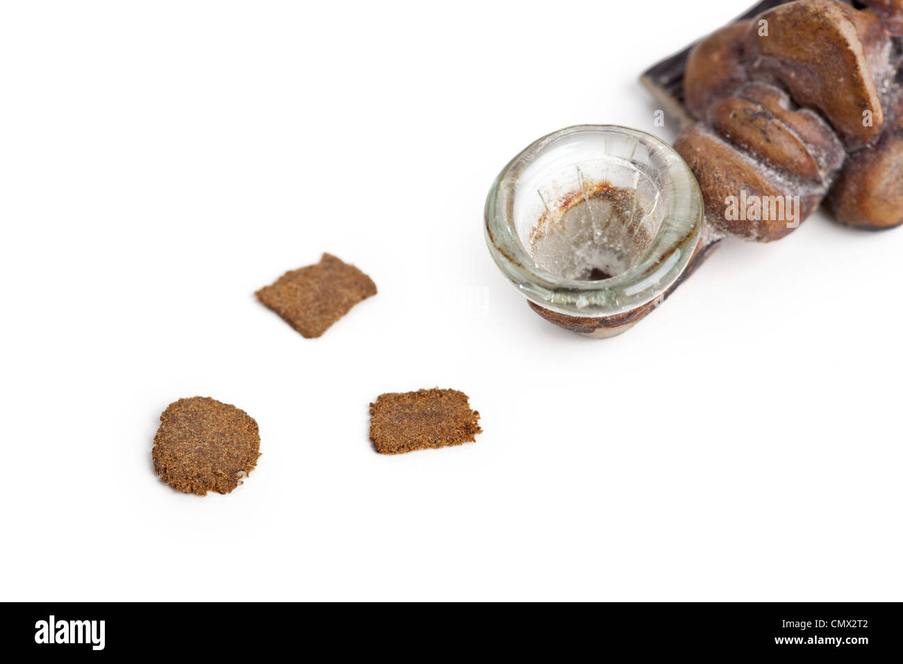 Pipa y rebanadas de hachís, closeup sobre blanco Fotografía de stock - Alamy