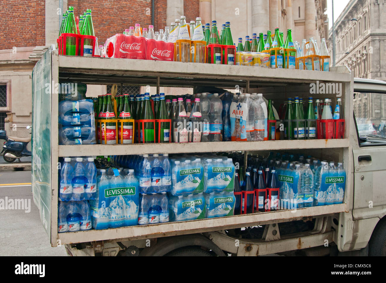 Delivery beverage van fotografías e imágenes de alta resolución Alamy