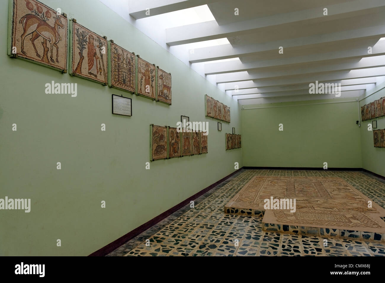 Vista interior del museo de la extraordinaria colección de mosaicos que se encontraron en la Iglesia Oriental. Foto de stock