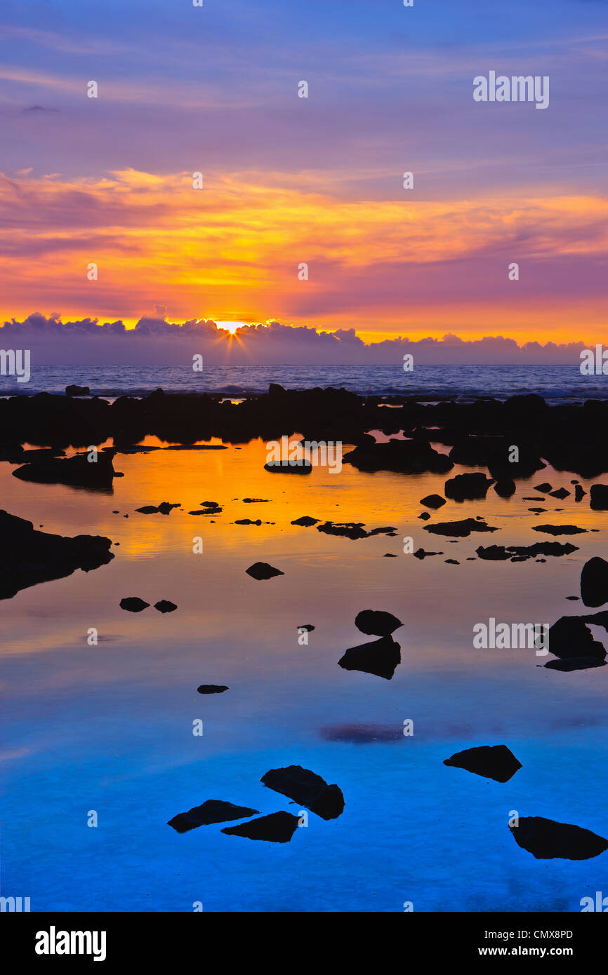 Puesta de sol en el Pacífico con lava en primer plano - La Isla Grande de Hawai Foto de stock