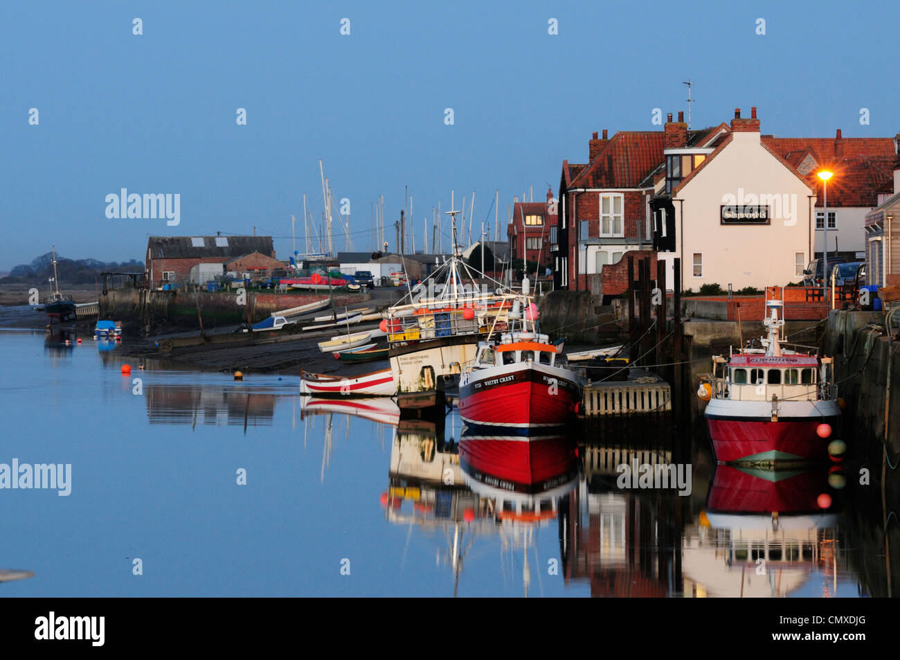 Los barcos de pesca en el puerto, Los Pozos junto al mar, Norfolk, Inglaterra, Reino Unido. Foto de stock