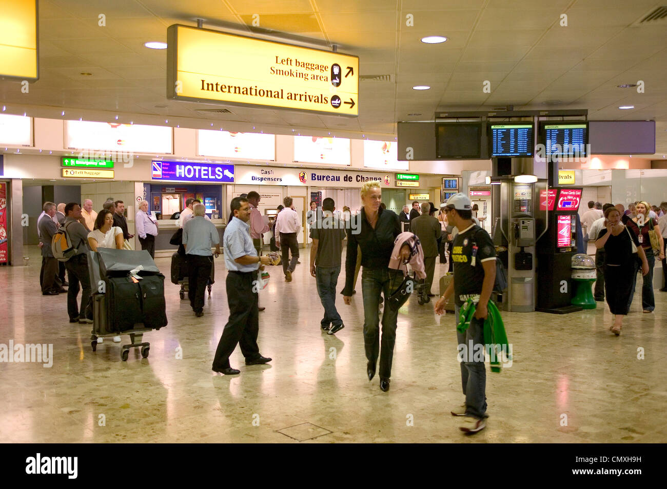 Salón de Llegadas Internacionales en el aeropuerto de Heathrow Foto de stock