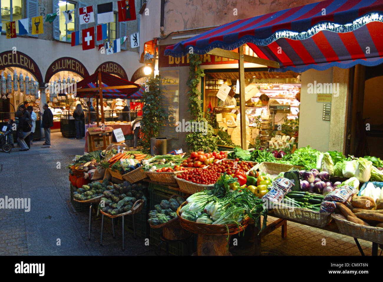 Suiza, Tessin, Lugano, antiguo centro de la ciudad, Via Pessina, delicatessen Foto de stock