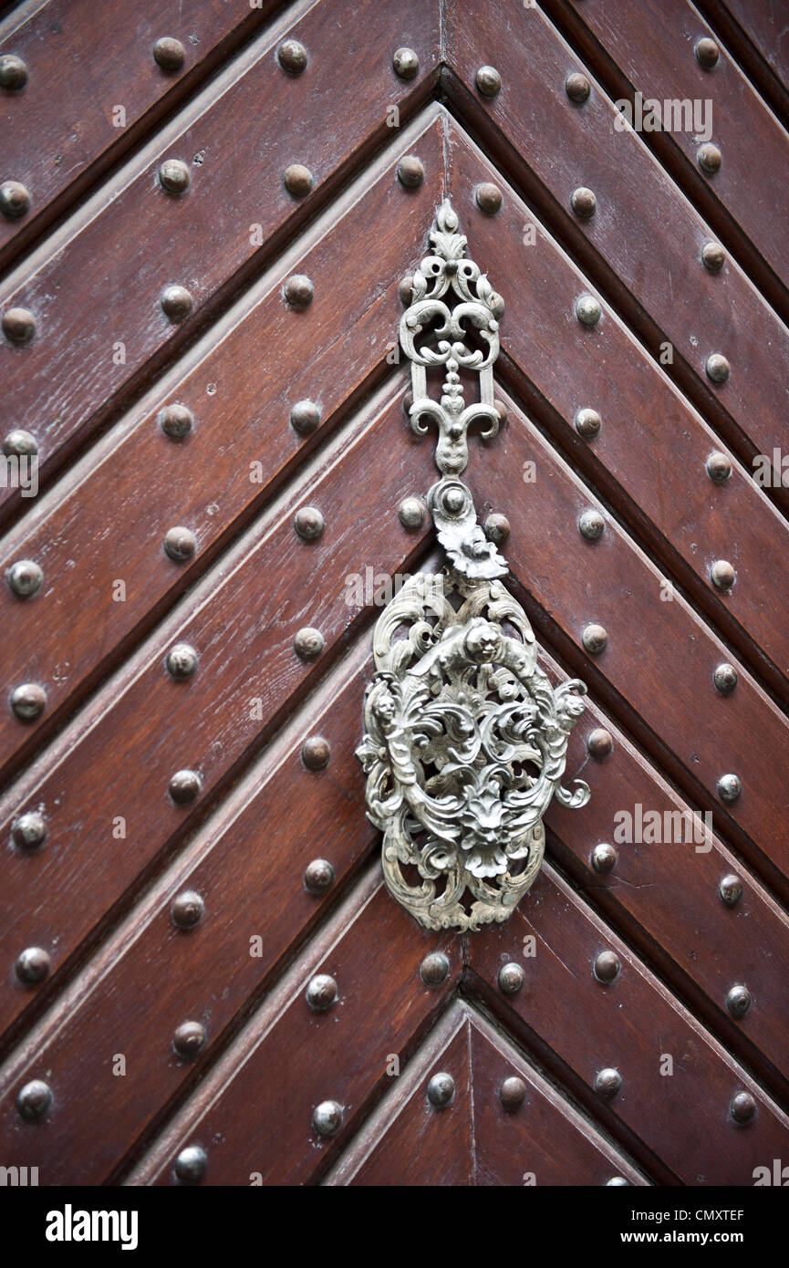 Un brillante toma de una puerta de madera de color marrón oscuro, con patrones en forma de "v". Foto de stock