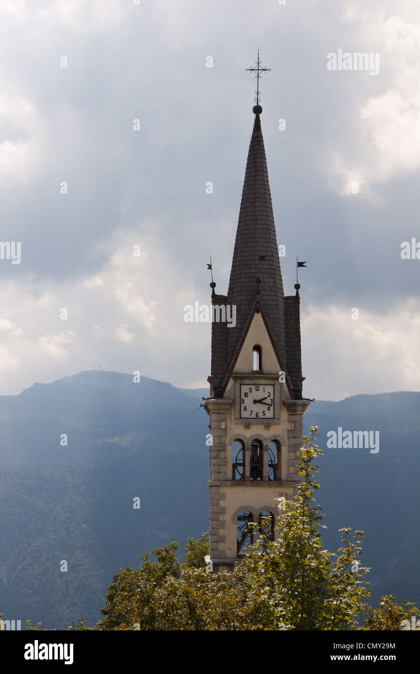 La torre campanario de luserna, una aldea en el Trentino Alto Adige Foto de stock