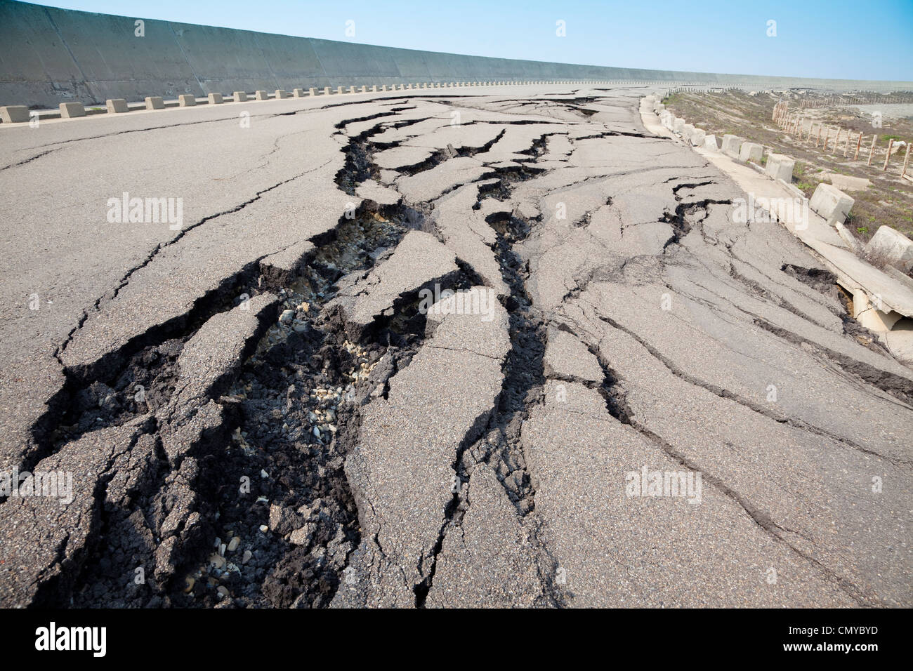Tras sismo carretera agrietada Foto de stock