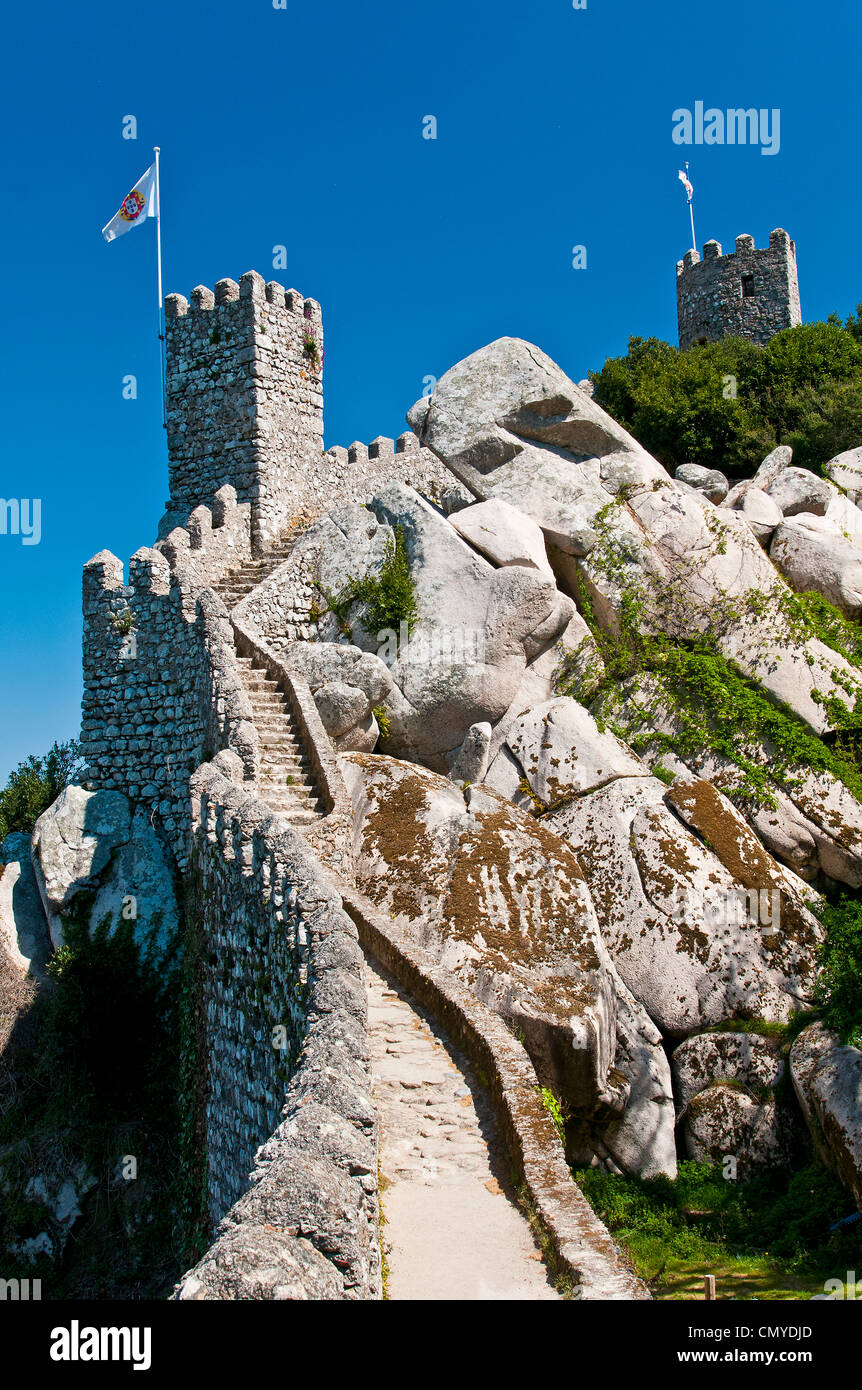 Las paredes interiores de la cara norte del castillo de los Moros, Sintra, Portugal Foto de stock