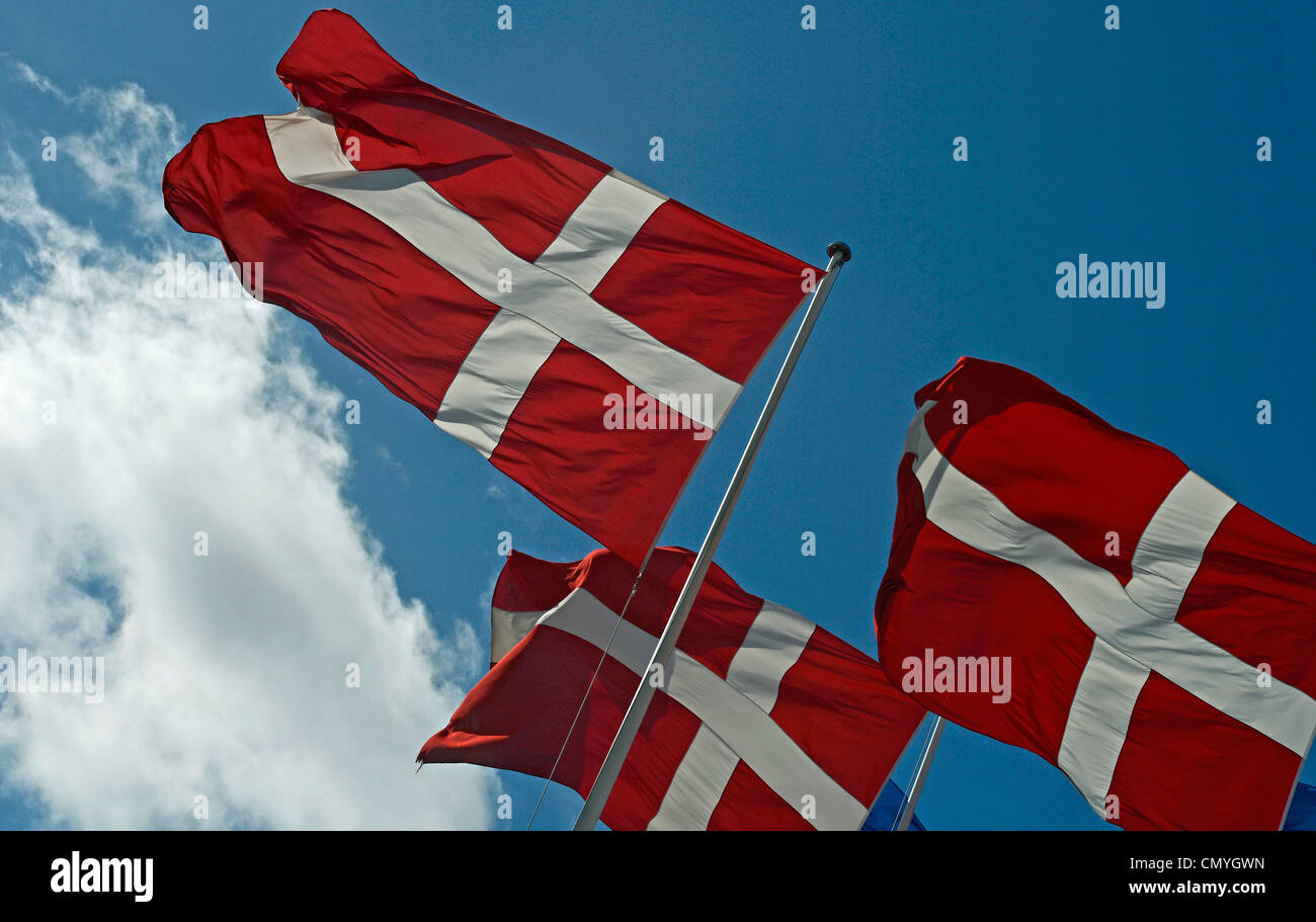 Se muestran las banderas danesa en Copenhague, Dinamarca, 30 de marzo de 2012. Foto de stock