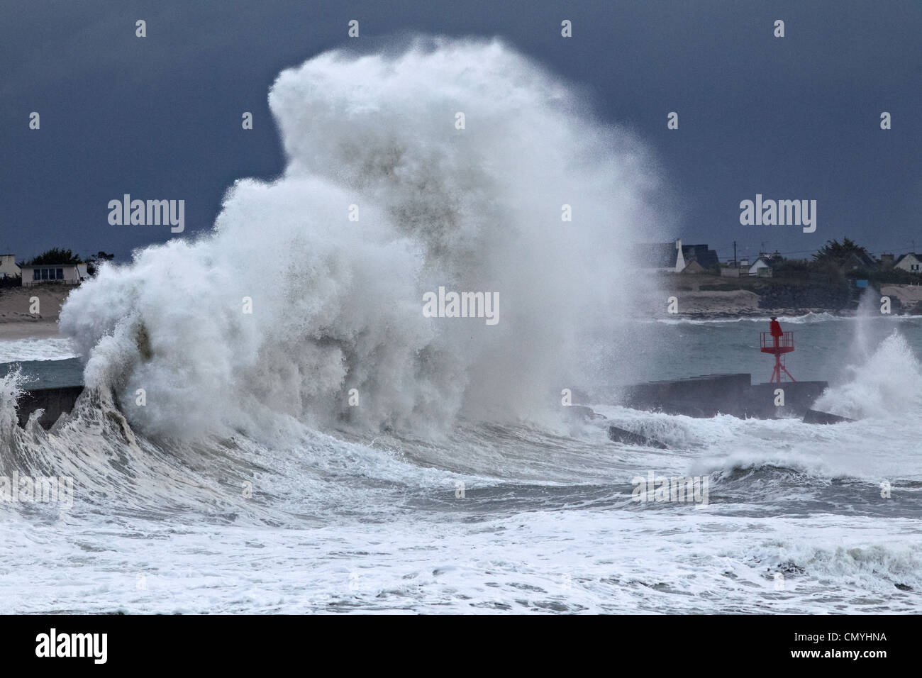Francia, Finisterre, Lesconil, tormenta en la costa el 16 de diciembre de 2011 Foto de stock