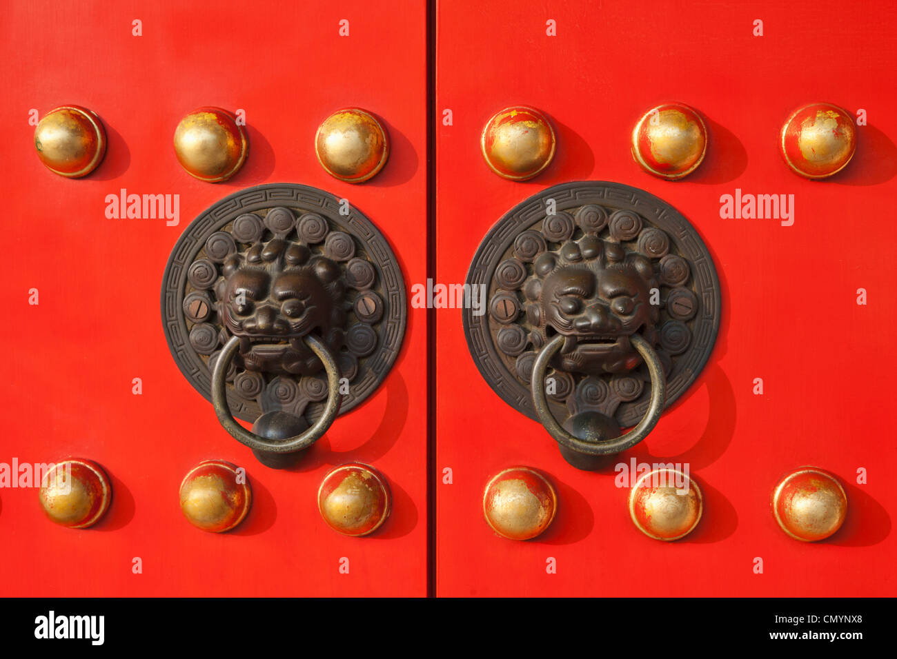 China, Hong Kong, Tsuen Wan, Instituto Yuen Yuen, el templo, manijas de puertas Foto de stock