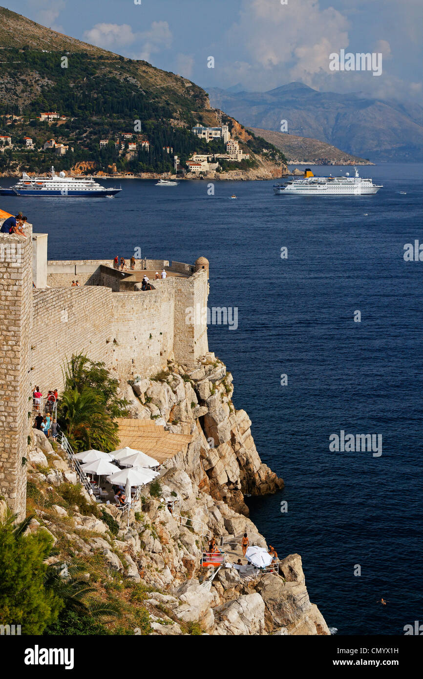 Sunset Beach Bar, Buza Bar, barcos de crucero, Dubrovnik, Croacia Foto de stock