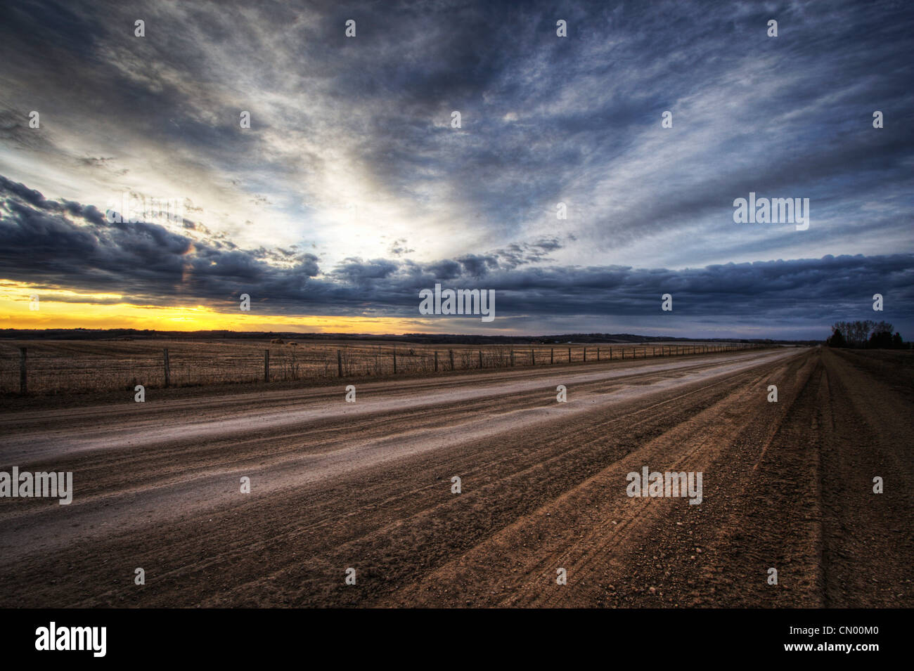 Atardecer en caminos rurales, Namao, Alberta Fotografía de stock Alamy