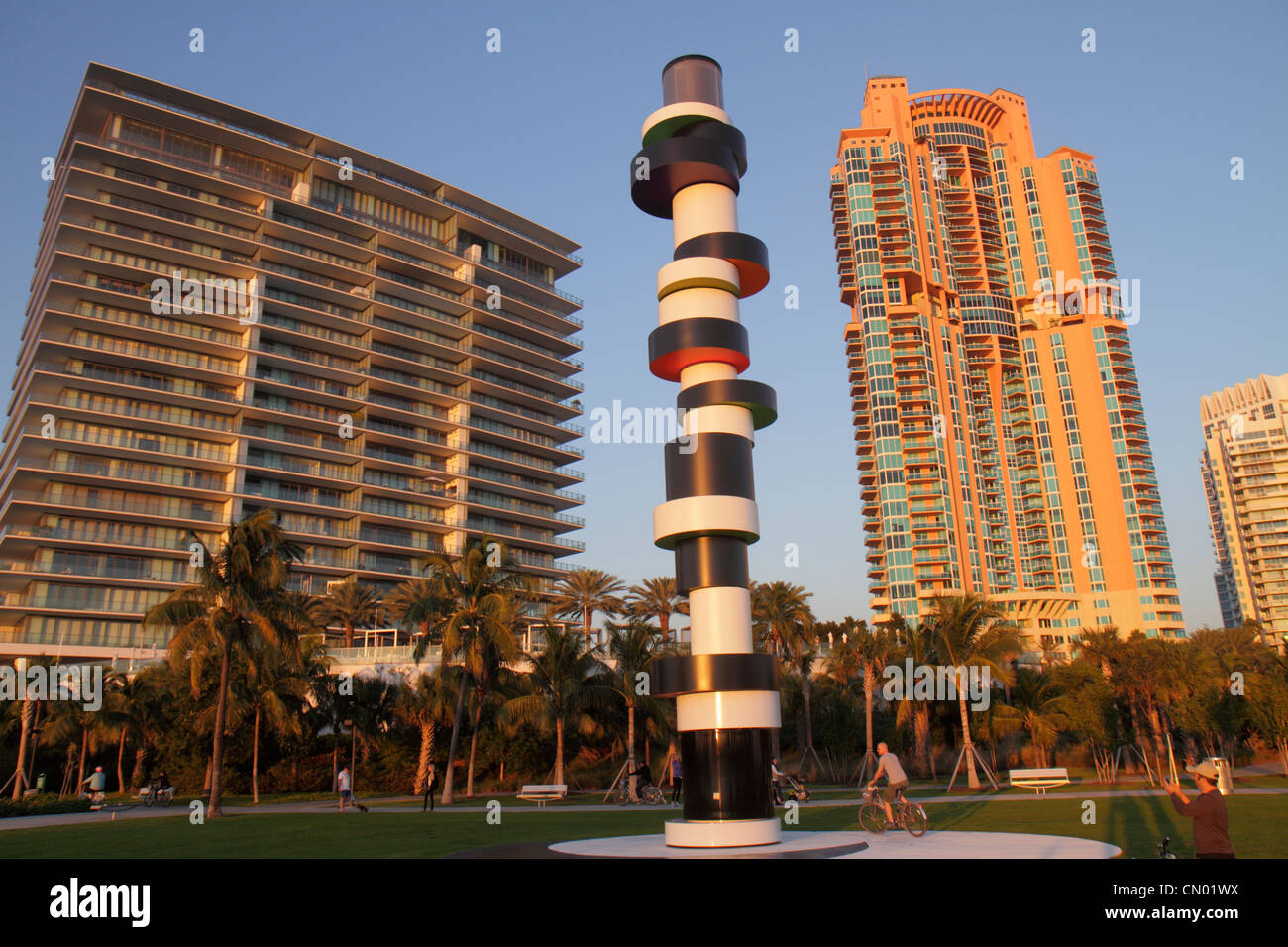 Miami Beach Florida,South Pointe Park,Point,Tobias Rehberger Obstinate Lighthouse,arte,artista,instalación,Portofino Tower,Apogee,edificios de apartamentos Foto de stock