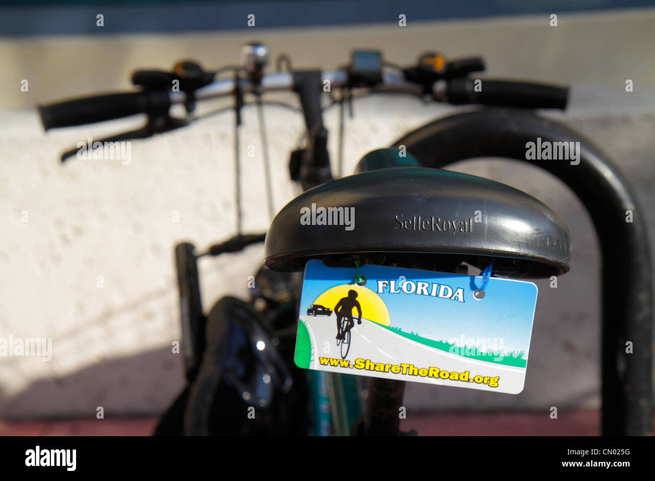 Miami Beach Florida, Collins Avenue, aparcado bicicleta, ciclismo, montar en bicicleta, ciclismo, jinete, etiqueta, www.SherTheRoad.org,FL120114034 Foto de stock