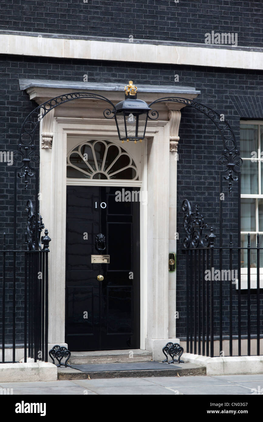 El nº 10 de Downing Street, PUERTA DELANTERA, ASIENTO DEL PRIMER MINISTRO DEL REINO UNIDO, Londres, Inglaterra, Reino Unido. Foto de stock