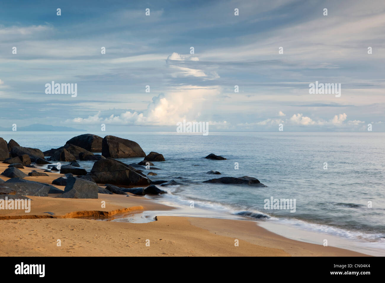 Su paisaje costero. Playa Wangetti, Cairns, Queensland, Australia Foto de stock
