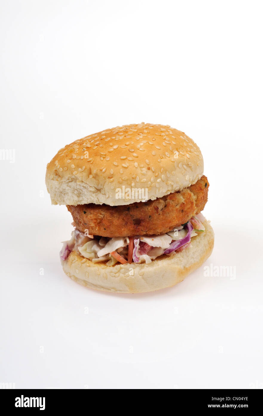 Bacalao pastel de pescado en un sándwich promocionados rollo en ensalada de col Foto de stock