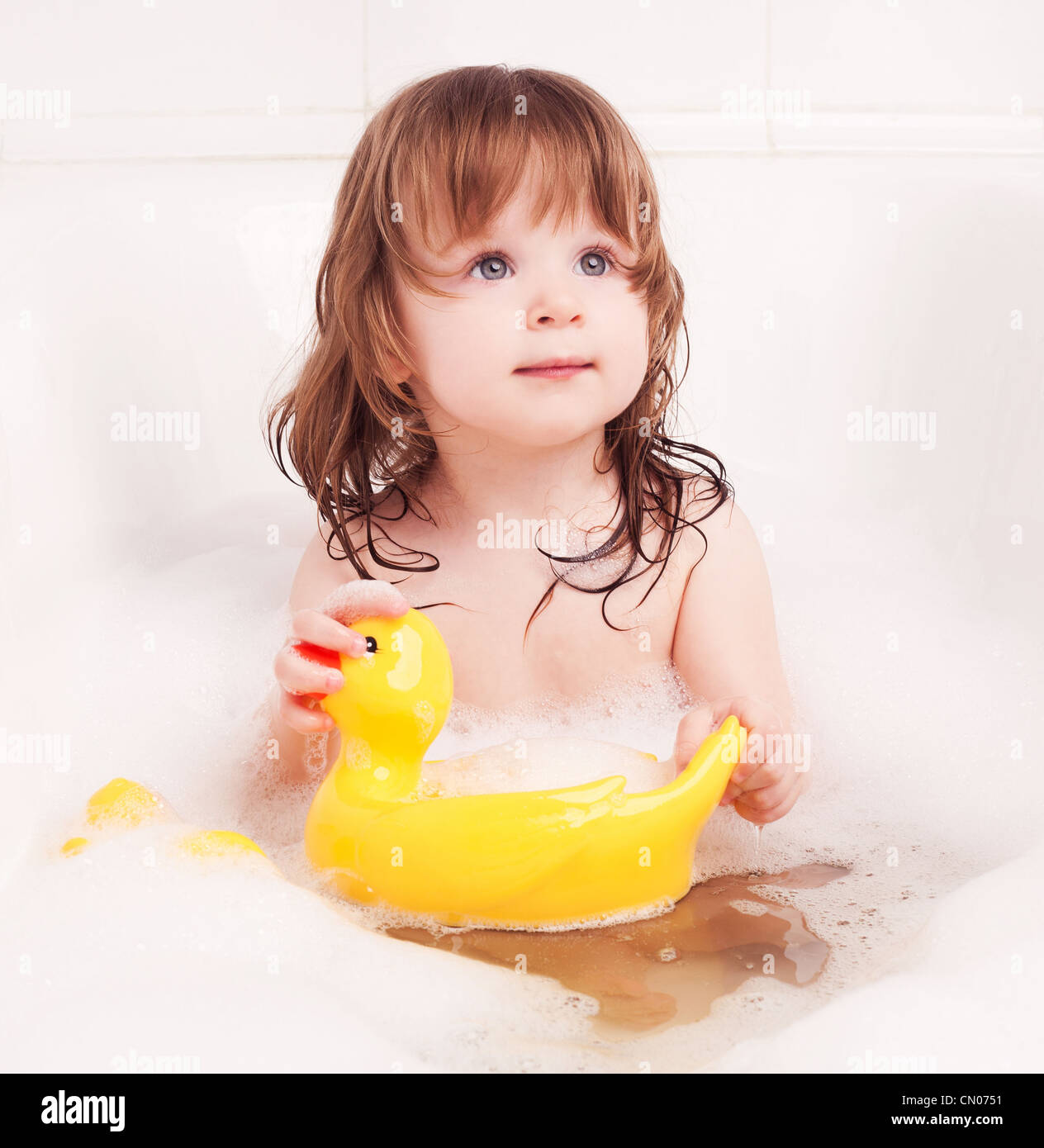 El Bebé Está Tomando Un Baño Con Espuma Fotografía De Stock Alamy 