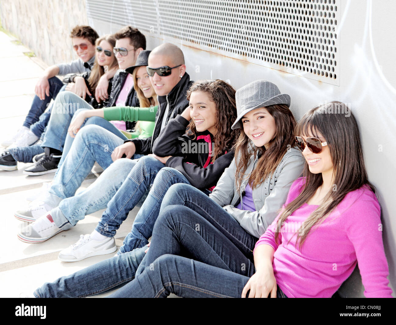 Diversos grupos de adolescentes o estudiantes en el campus Foto de stock