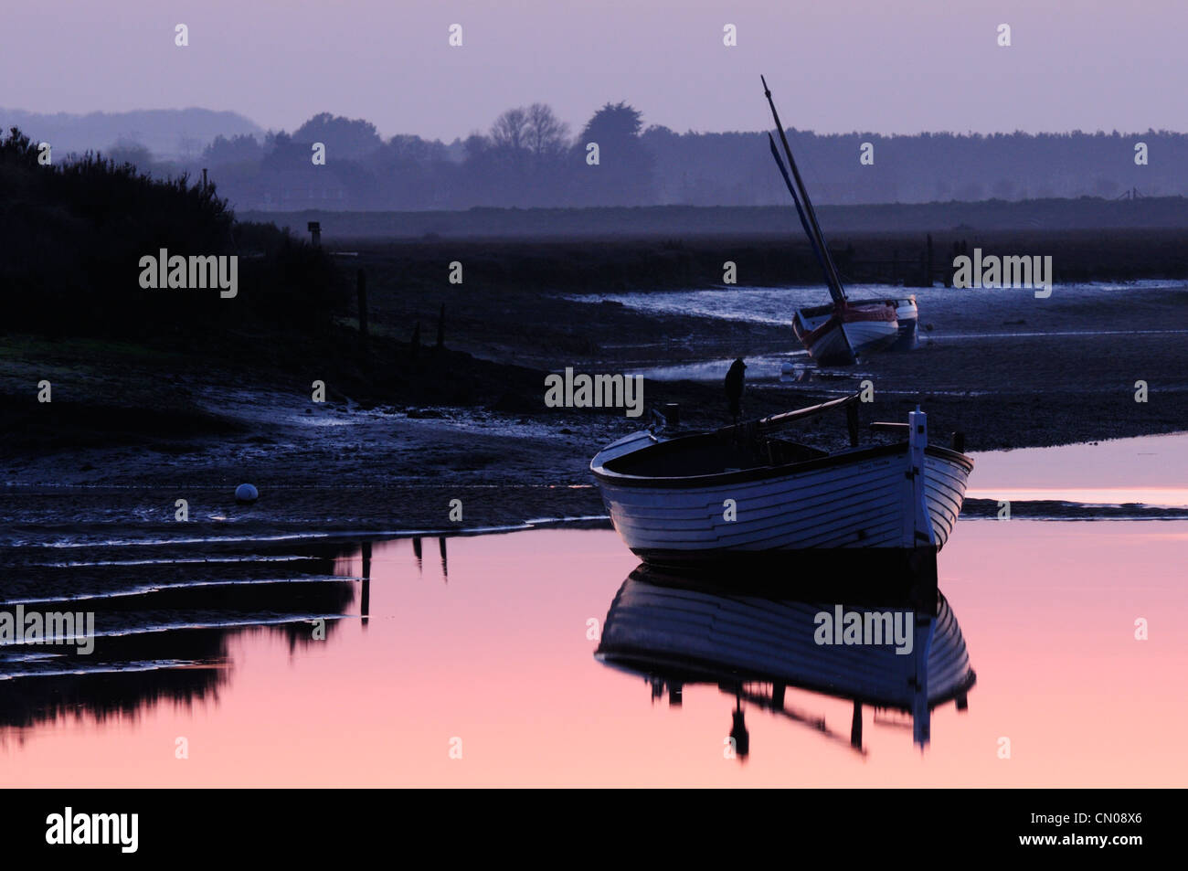 Barcos en Burnham Overy Staithe al atardecer, Norfolk, Inglaterra, Reino Unido. Foto de stock