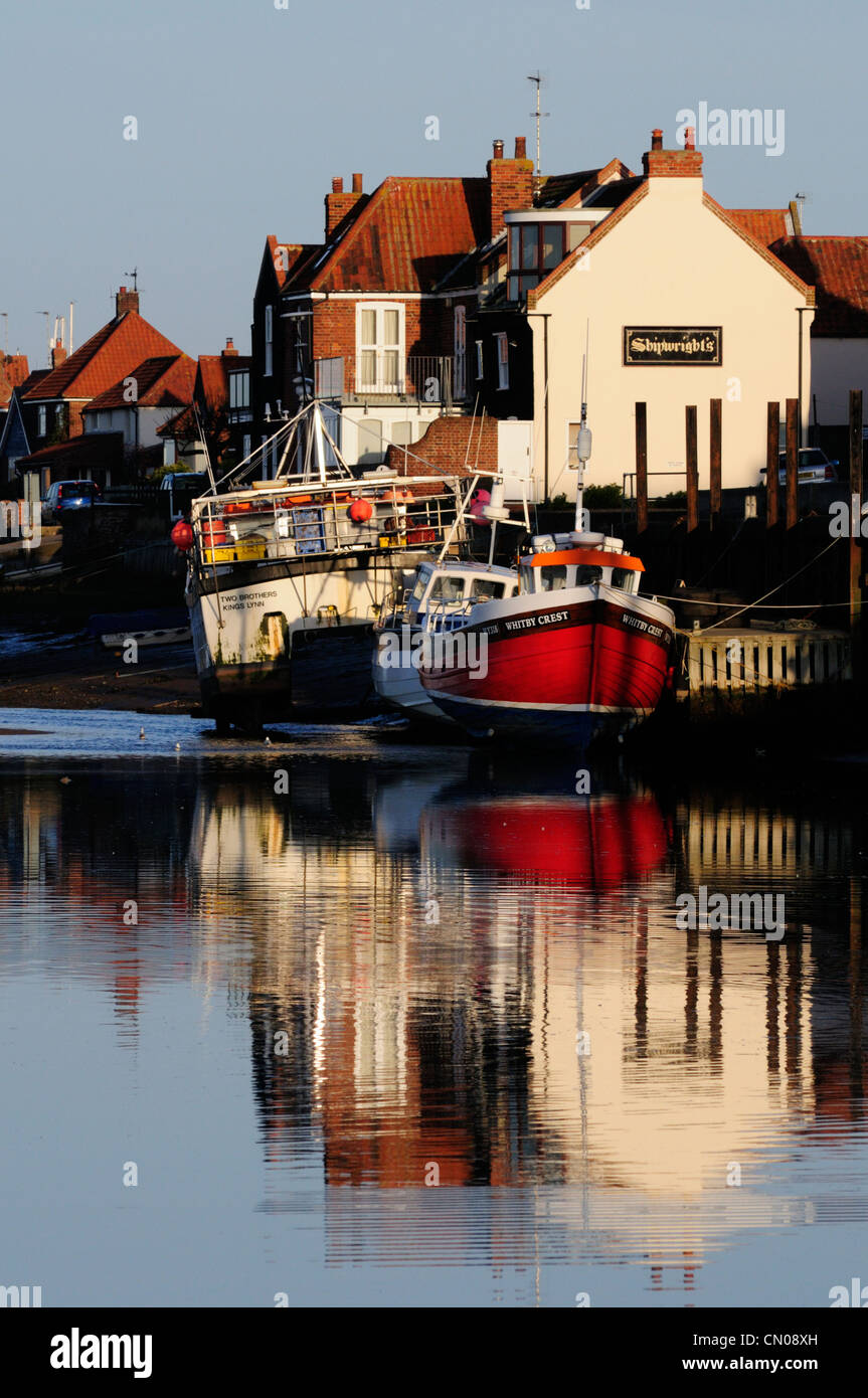 Los barcos amarrados en la zona de Quayside, Pozos junto al mar, Norfolk, Inglaterra, Reino Unido. Foto de stock