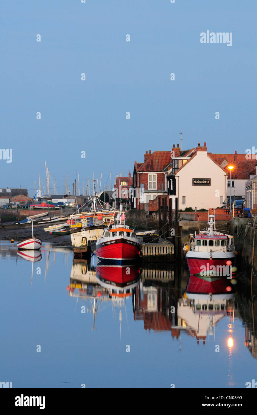 Muelle al atardecer, Pozos junto al mar, Norfolk, Inglaterra, Reino Unido. Foto de stock