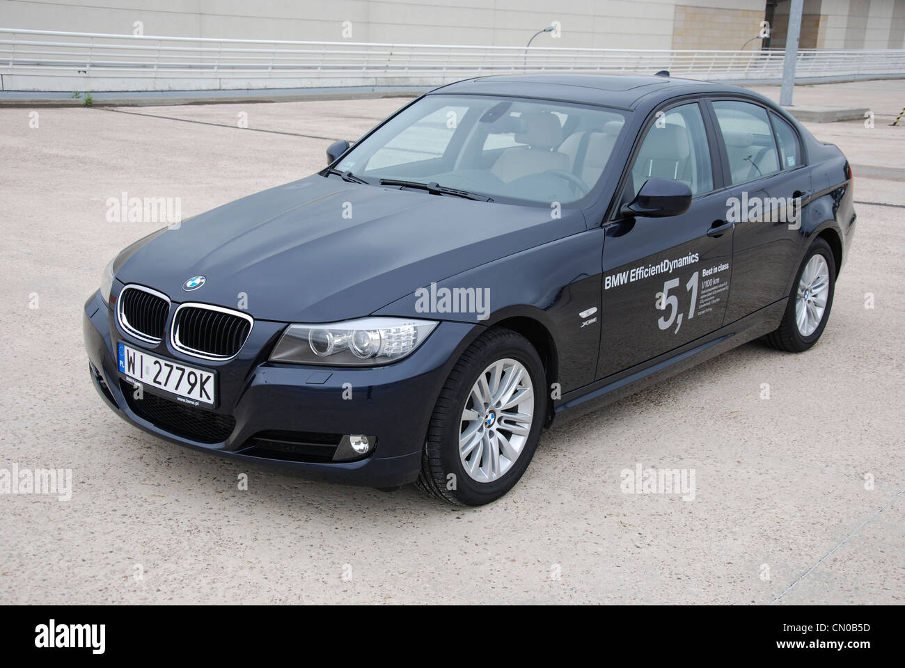 BMW 320d - dinámica eficiente mi 2005 (FL 2009) - Premium alemán coche de  clase media alta (segmento D) - en el parking Fotografía de stock - Alamy