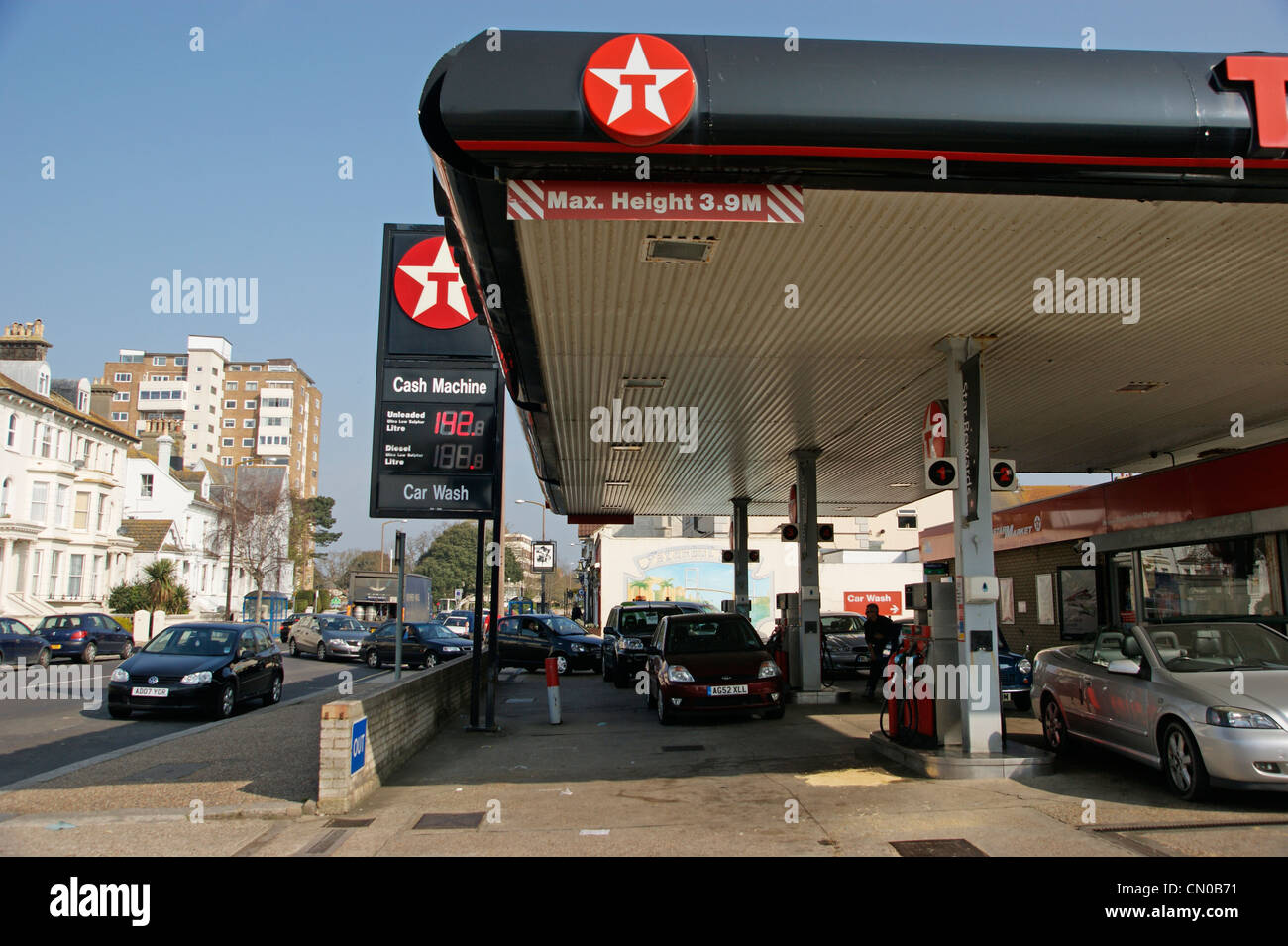 Crisis de combustible - estación de servicio Texaco garaje patio lleno de coches con colas de vehículos en la carretera Foto de stock