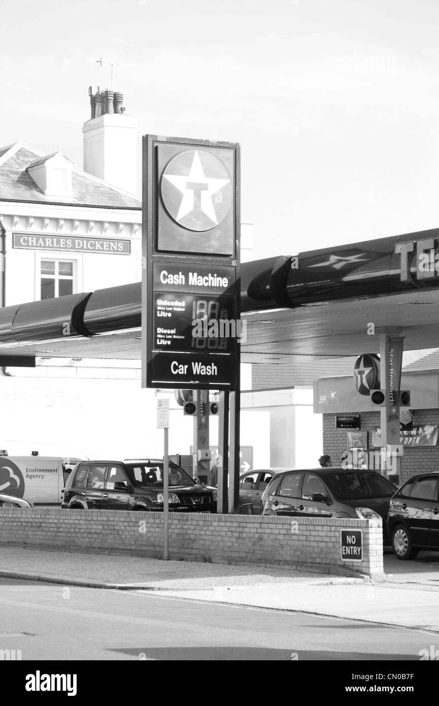 Crisis de combustible - estación de servicio Texaco garaje patio lleno de coches con colas de vehículos en la carretera Foto de stock