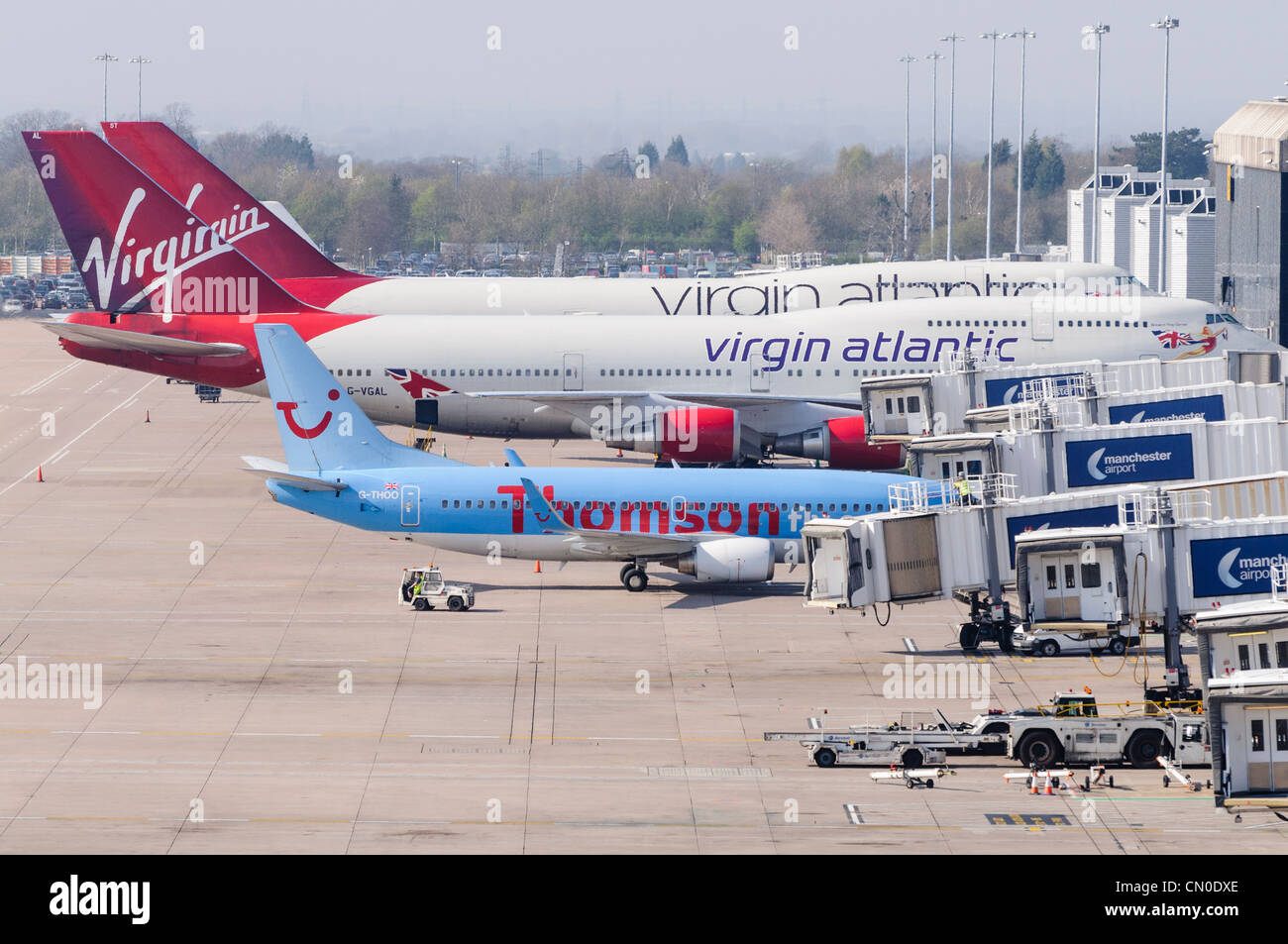 Virgin Atlantic 747s y un Thompson 737-33V en el stand en la Terminal 2 del aeropuerto de Manchester Foto de stock
