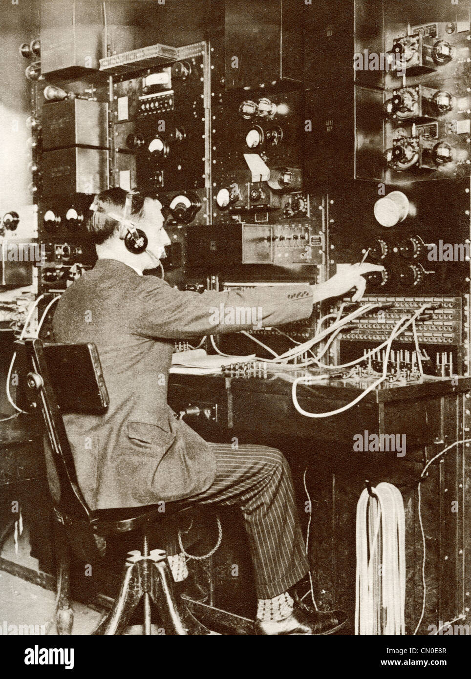 Un operador de centralita de habla inglesa a América por radio teléfono por  primera vez en 1926 Fotografía de stock - Alamy