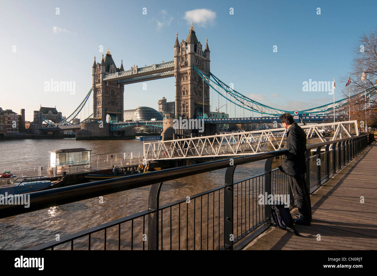 El hombre observa el Tower Bridge sobre el río Támesis, el London Borough of Tower Hamlets, Inglaterra, Reino Unido. Foto de stock