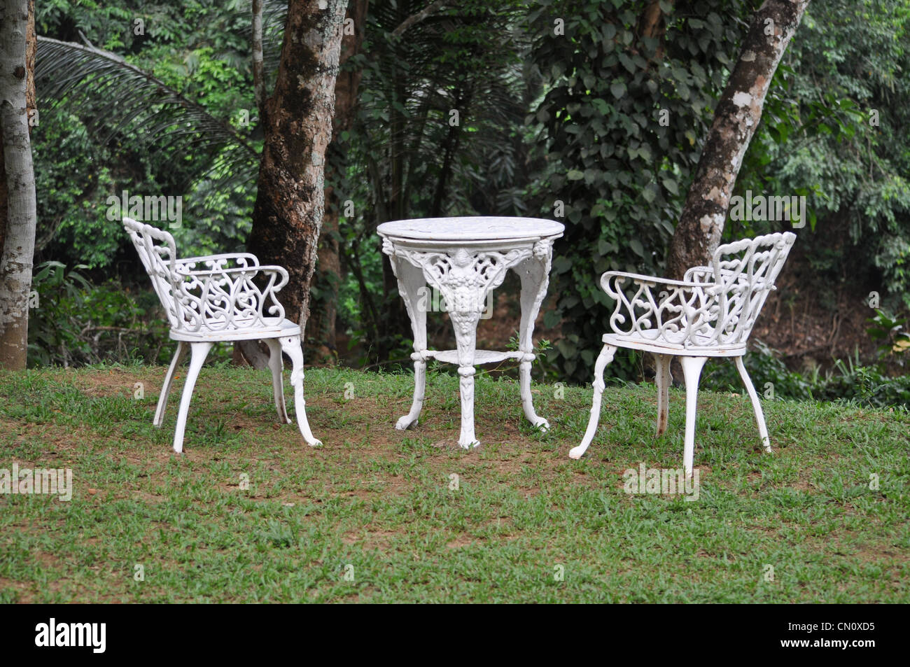 Mesa y sillas de hierro forjado Fotografía de stock - Alamy