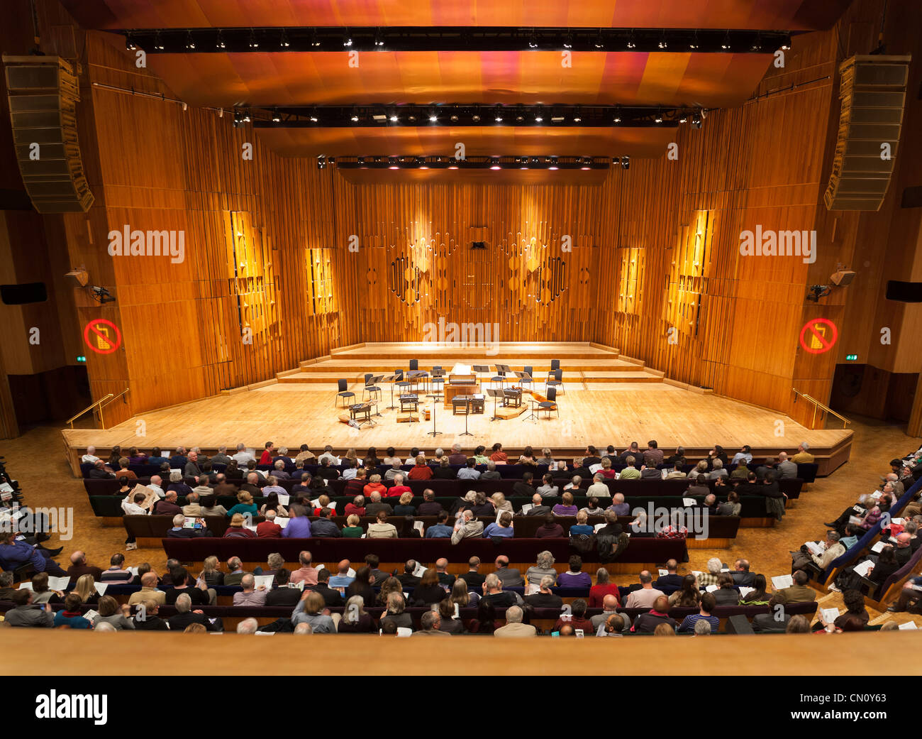 Etapa de música vacía el Centro Barbican Concert Hall Theatre Teatro Auditorio de Londres. Audiencia con los visitantes. Foto de stock