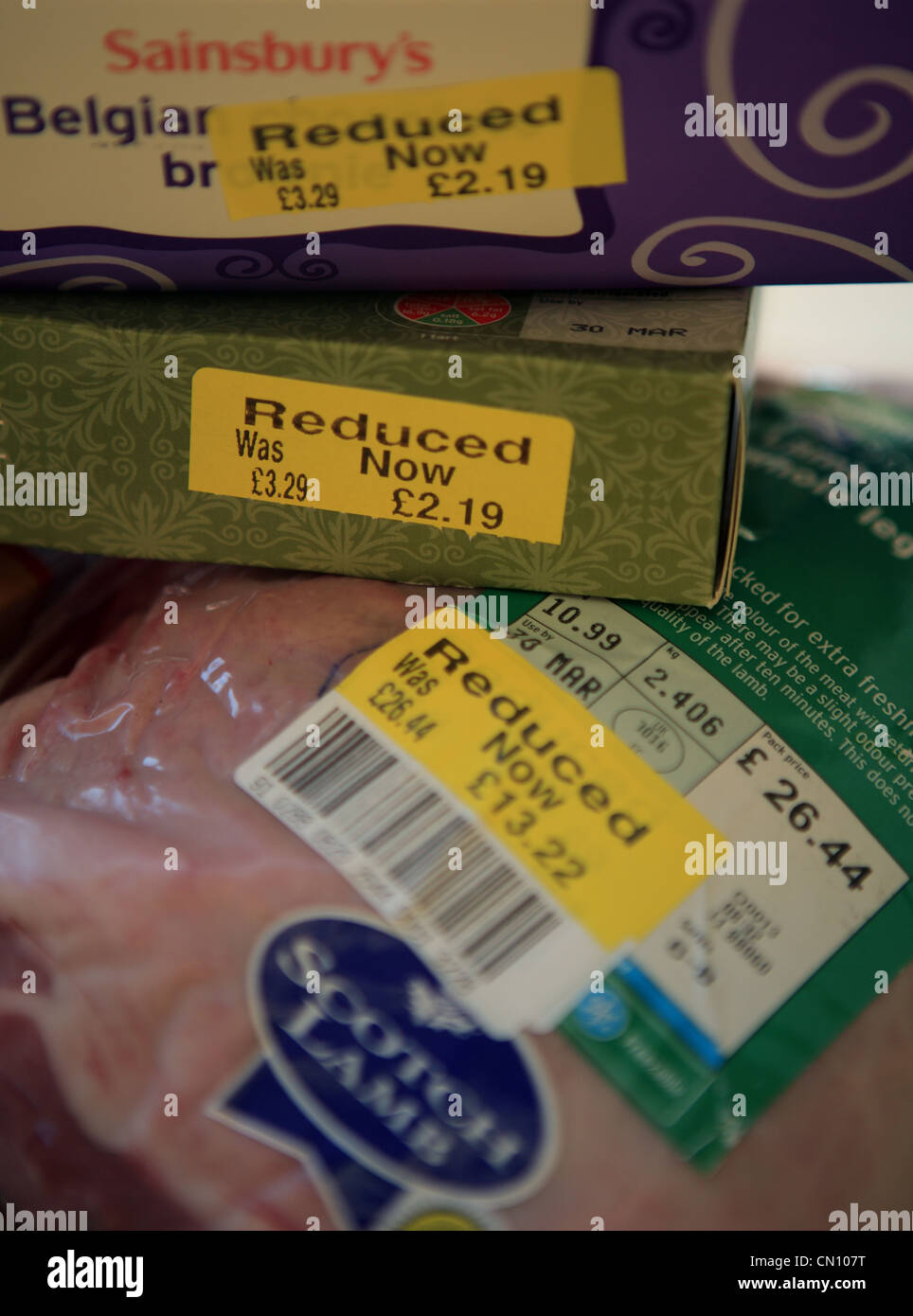 Los alimentos a precio reducido desde un supermercado británico Foto de stock
