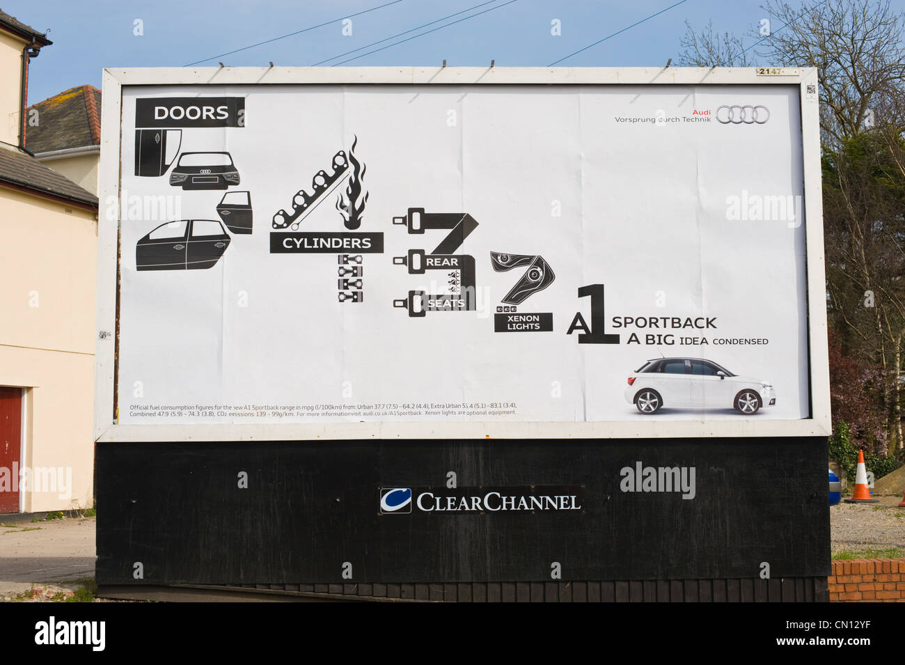 Billboard ClearChannel acaparamiento de coches Audi en Newport South Wales UK Foto de stock